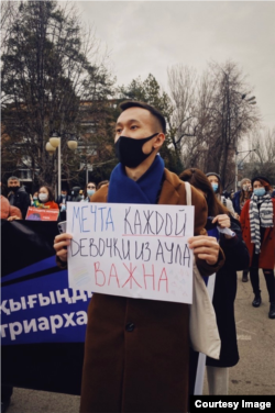 Мутали Москеу на митинге в защиту прав женщин