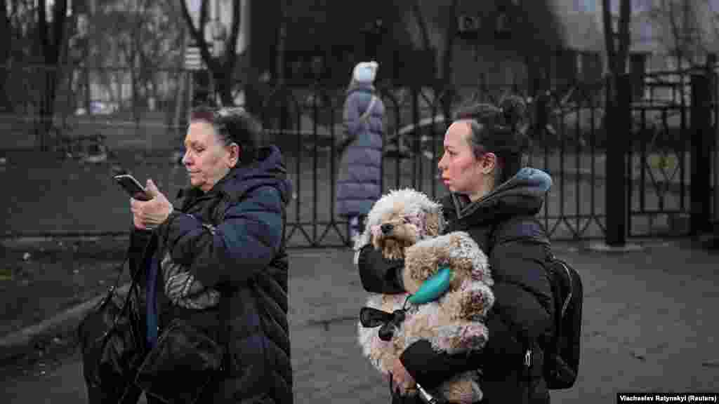 Според градоначалникот на Киев, Виталиј Кличко, делови од ракети паднале врз градинка во областа Свијатошински во главниот град, додека станбена зграда и автомобил се запалиле во други делови на градот.