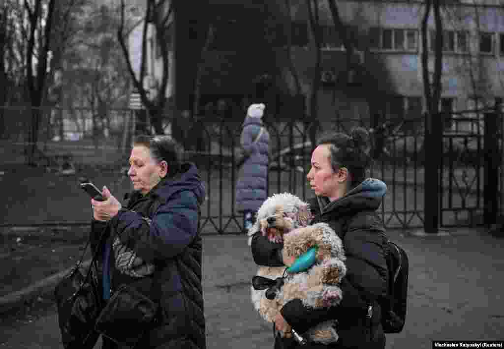 По словам мэра Киева Виталия Кличко, осколки ракет упали на детский сад в Святошинском районе, а в Шевченковском районе Киева загорелись автомобили после серии взрывов, вызванных ударами российских крылатых ракет