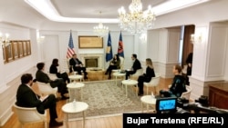 Emisari amerikan, Gabriel Escobar, gjatë takimit me presidenten e Kosovës, Vjosa Osmani, në Prishtinë, më 17 mars 2023.