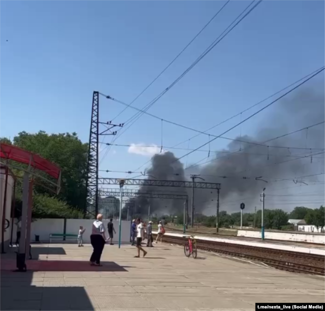 In questo post dei social media, si può vedere l'incendio in un deposito petrolifero vicino alla stazione ferroviaria di Elevatorna a Oktyabrske, in Crimea, il 22 luglio.
