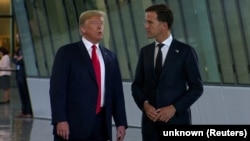 Mark Rutte, proaspăt ales secretar general al NATO, stă de vorbă cu Donald Trump, fostul președinte al SUA.