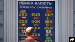 Ресейдің Санкт-Петербург қаласындағы валюта айырбастау пункті алдында тұрған адам. 13 маусым, 2024 жыл.