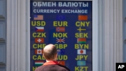 Čovek ispred menjačnice u St. Petersburgu, 13. juni 2024.