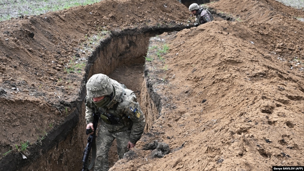 За даними Генштабу, російські війська, окрім звичайних засобів ураження, застосовують боєприпаси, споряджені небезпечними хімічними речовинами. На фото: українські військові в окопах поблизу Бахмута, квітень 2023 року