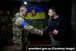 Президент Украины Владимир Зеленский награждает защитника Харькова во время рабочей поездки в город. 16 мая 2024 года