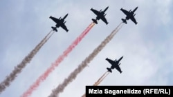 საილუსტრაციო ფოტო: თვითმფრინავები ცაში ტოვებენ საქართველოს ეროვნული დროშის ფერების კვალს.  