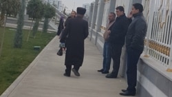  "Resmiler ‘belki uruş gutarar, belki şonda kartoşka ýene arzan bolar' diýýärler" (illýustrasiýa suraty)