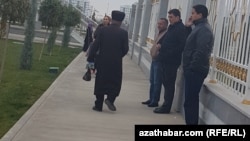  "Resmiler ‘belki uruş gutarar, belki şonda kartoşka ýene arzan bolar' diýýärler" (illýustrasiýa suraty)