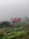 На скріншоті з відео, опублікованого Червоним Півмісяцем Ірану 20 травня, видно, як рятувальники витягують тіла на місці, де розбився гелікоптер із президентом Ірану Раїсі в оповитій туманом гірській місцевості на північному заході Ірану.<br />
<br />
63-річного Раїсі та його супутників, враховуючи міністра закордонних справ Хосейна Аміра-Абдоллахяна, знайшли мертвими на місці катастрофи