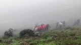 Kjo fotografi e nxjerrë nga një video e publikuar nga Gjysmëhëna e Kuqe iraniane, më 20 maj tregon ekipet e shpëtimit duke bartur trupa nga vendi ku u rrëzua helikopteri, me të cilin po udhëtonte presidenti iranian, Ebrahim Raisi,&nbsp; në një zonë malore të mbuluar me mjegull në veriperëndim të Iranit.<br />
<br />
Raisi, 63 vjeç, dhe ministri i Jashtëm, Hossein Amir-Abdollahian, janë gjetur të vdekur në vendin e rrëzimit të helikopterit.
