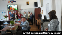 Profesori ai liceului, în cancelarie, în prima zi de grevă generală.