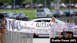 Protesti u Braziliji protiv posete Lavrova Brazilu. među porukama su "Ne sporazumima sa imperijalističkom Rusijom", "Lavrove, van iz Brazila"