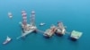1,5 miliarde de euro este numai costul de închiriere a platformelor marine de foraj pe care trebuie să-l achite OMV Petrom și Romgaz pentru a extrage gazele din Marea Neagră. Investițiile ar urma să ajungă la peste șase miliarde de euro.