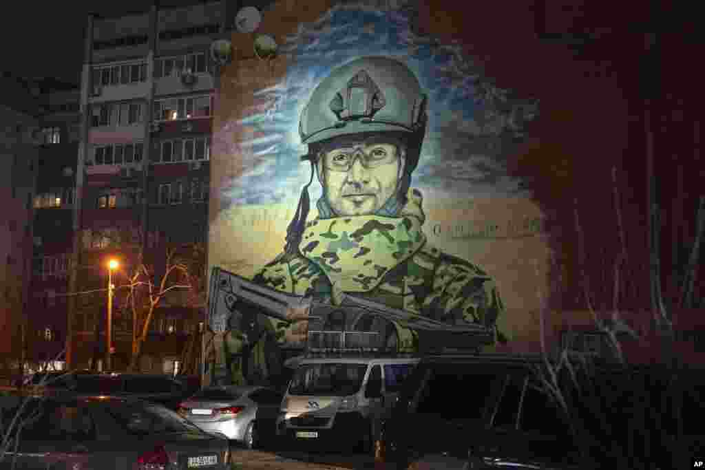 Mural në Kiev me imazhin e Oleksandr Khmil, një kampion ukrainas në hokej mbi akull dhe ushtar vullnetar. Khmil u vra në një betejë të ashpër me trupat ruse pranë Bahmutit në rajonin lindor të Ukrainës, Donjeck, në majin e vitit 2023.