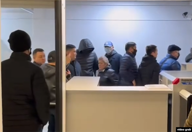 Оправданный судом Улан Жуманов (в капюшоне) и еще один осужденный условно бывший сотрудник КНБ (в синей кепке). Алматы, 8 декабря 2023 года