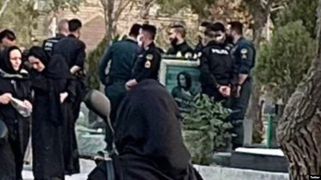 عکسی که پدر مهرشاد شهیدی‌نژاد از حضور پرتعداد نیروهای حکومتی بر مزار فرزندش در مراسم سالگرد او منتشر کرده است.