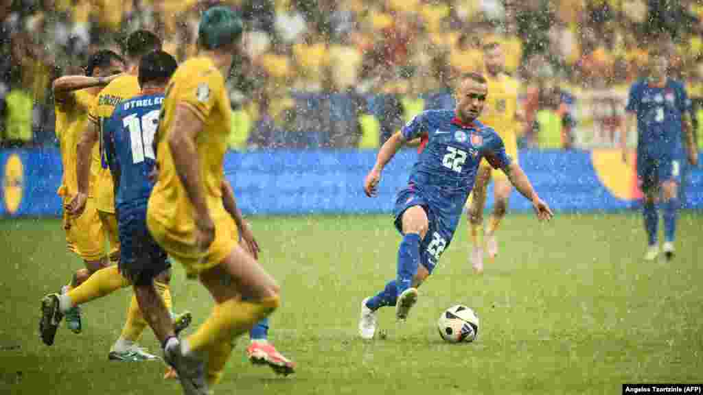 România și Slovacia au jucat o parte din repriza a doua pe o ploaie torențială și pe vânt puternic.&nbsp;