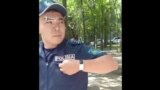 Алматыда белсенділердің бірінің үйінің маңын күзеткен полиция қызметкері. 8 маусым, 2023 жыл.
