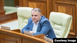 Alexandr Nesterovschi la ședința Parlamentului din 21 septembrie când a fost lipsit de imunitatea parlamentară.