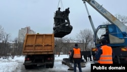 Киев. Демонтаж памятника экипажу бронепоезда «Таращанец»