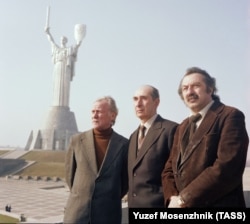Український скульптор Василь Бородай (ліворуч), український архітектор Віктор Єлізаров (посередині) і вірменський скульптор Фрідріх Согоян. Київ, 9 квітня 1984 року