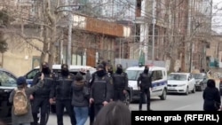 Полиция у входа в редакцию Toplum TV, Баку, 6 марта 2024