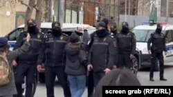 Polisiýa 6-njy martda Toplum TV internet neşiriniň Bakuwdaky edarasynda gözleg geçirýär. 