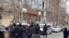 Поліція біля входу до редакції Toplum TV, Баку, 6 березня 2024