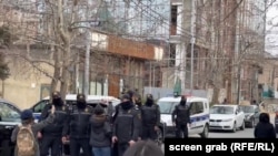 Полиция у входа в редакцию Toplum TV, Баку. 6 марта 2024 года