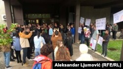 Sindikalci pred zgradom RTCG.