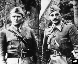Tito i Koča Popović fotografisani negde u Jugoslaviji u martu 1944.