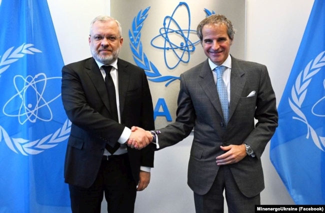 Тогочасний міністр енергетики України Герман Галущенко (ліворуч) і генеральний директор Міжнародного агентства з ядерної енергії (МАГАТЕ) Рафаель Гроссі. Відень, 6 червня 2024 року