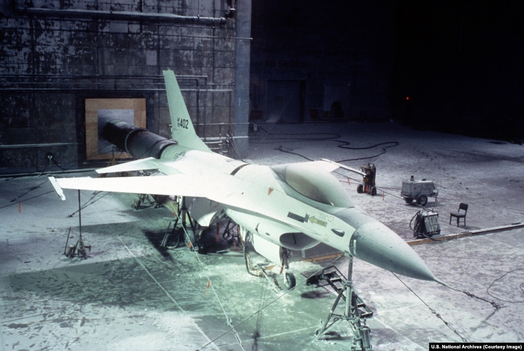 Aeroplani F-16 duke u testuar në një dhomë me temperatura të ulëta në Florida, më 1982.