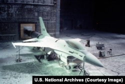 F-16 tokom testiranja na niskim temperaturama u klimatskoj laboratoriji Mekinli na Floridi 1982.