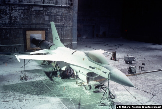 Тест на F-16 на ниска температура в лаборатория във Флорида през 1982 г.