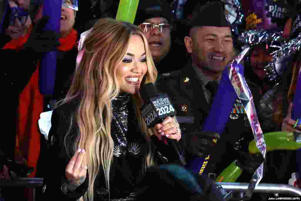 Këngëtarja me origjinë nga Kosova, Rita Ora, u drejtohet të mbledhurve në Times Square, pak para ndërrimit të motmotit. 31 dhjetor 2023.