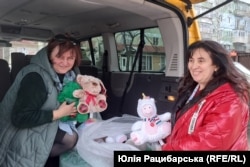 Волонтерки привезли до Нікополя іграшки