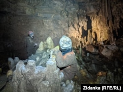 Mapping the upper end of the Kosio Kasabov hall in the Zidanka cave