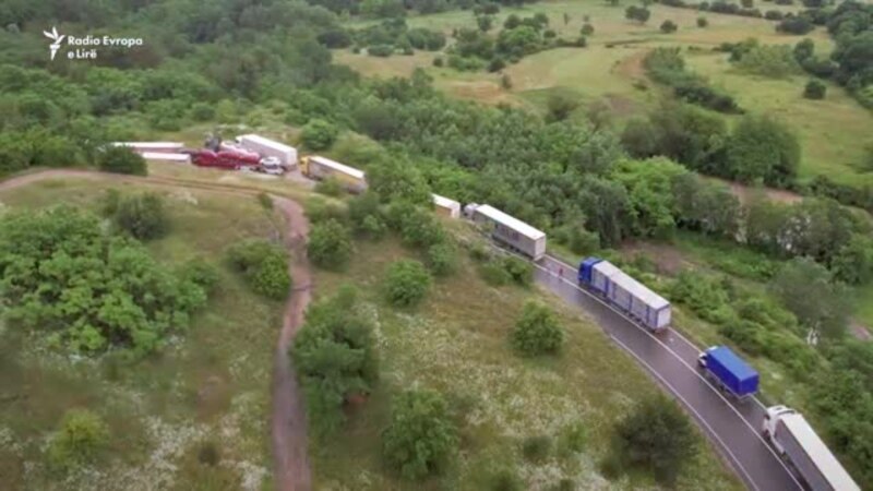 Kamionë të bllokuar në kufirin mes Kosovës e Serbisë 

 