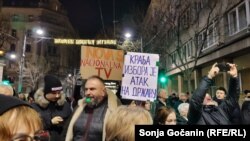 Учасники акції протесту біля виборчої комісії в Белграді, 19 грудня 2023 року