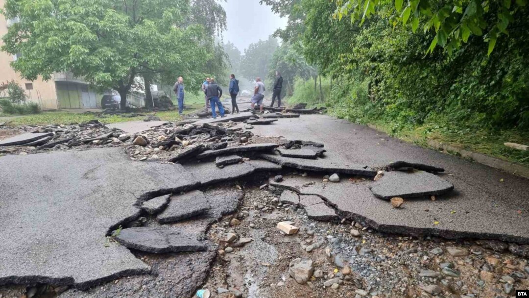 Разрушена улица след силен порой в Берковица.