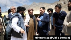 Представители правительства «Талибана» и узбекский министр транспорта Илхом Махкамов. 27 августа 2023 года