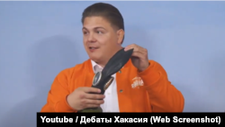 Депутат Хакасии Михаил Молчанов (ЛДПР) с противогазом