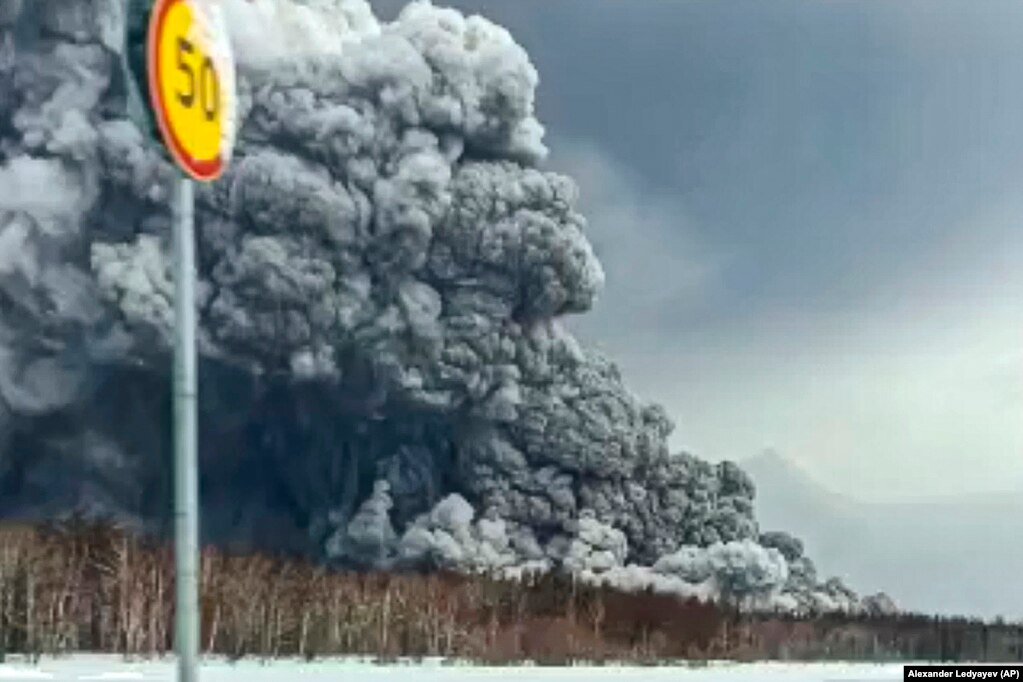 Tymi dhe hiri ngrihen lart gjatë shpërthimit të vullkanit Shiveluch në Gadishullin Kamçatka në Rusi, më 11 prill. Një nga vullkanet më aktive të Rusisë, Shiveluch hodhi re hiri rreth 20 kilometra lart në qiell.