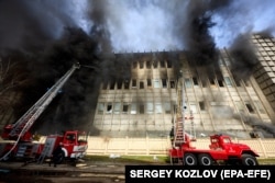 Пожежники ДСНС гасять пожежу, що виникала внаслідок російського удару по Харкову. 22 березня 2024 року