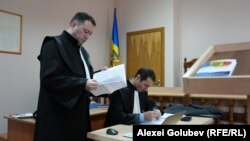 Avocații lui Igor Dodon, Nicolae Posturusu (stânga) și Petru Balan, în ședința de judecată din 8 februarie.