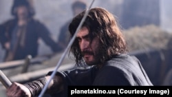 Кадр із фільму «Довбуш», який у 2023 році демонстрували українською мовою в мережі кінотеатрів Kinepolis у Брюсселі та інших містах Бельгії