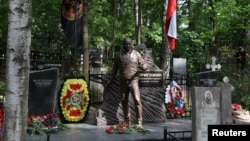 The statue of Yevgeny Prigozhin was unveiled at his grave in a St. Petersburg cemetery on June 1.