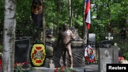 Памятник Евгению Пригожину на Пороховском кладбище, Санкт-Петербург, 1 июня 2024 года